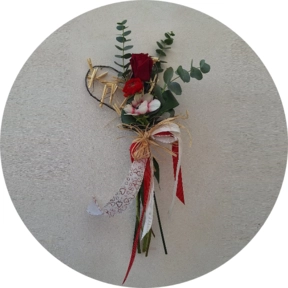 Rosa con ranuncolo e anemone su struttura